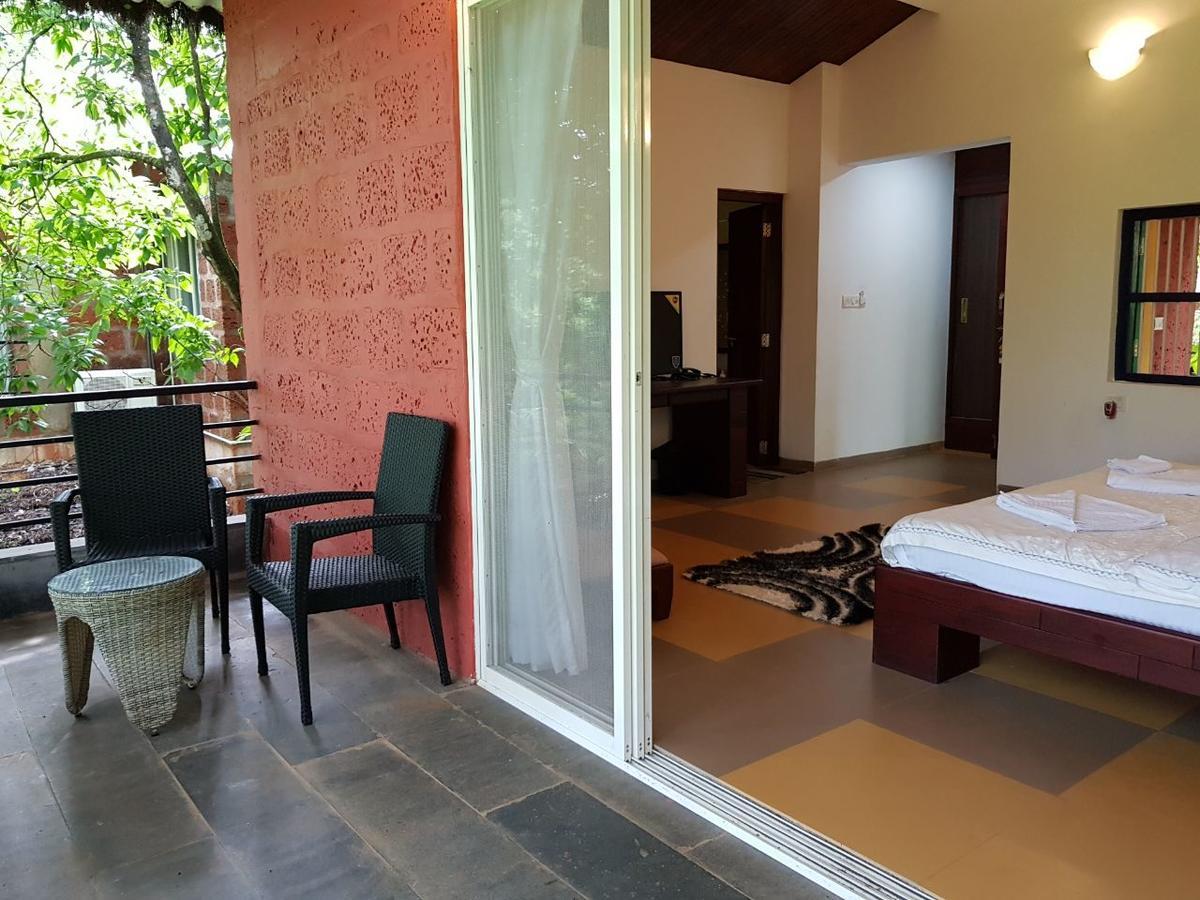 Cherilyn Monta Resort - Ratnagiri Vatul Bagian luar foto
